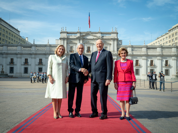 Kongeparet ble ønsket velkommen av President Sebastián Piñera og Chiles førstedame, Cecilia Morel Montes. Foto: Heiko Junge, NTB scanpix